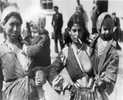 Deux femmes tsiganes avec leurs enfants pendant leur internement au camp de Rivesaltes, Pyrnes-Orientales, 1942. from rati pandey porno de indira sharma avec rishi kumar leur action porno