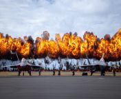 The Wall of Fire explodes behind two U.S. Air Force F-22 Raptors during the Joint Air-Ground Task Force Demonstration as part of the 2022 Kaneohe Bay Air Show at Marine Corps Air Station Kaneohe Bay, Marine Corps Base Hawaii [6180x3476] from sumber air ampe mungkrat