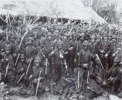 Can anyone identified weapons that are in this pics? Source: Dutch KNIL/Marechaussee troops during Aceh War (late 1800s - early 1900s) from cewek aceh mandi