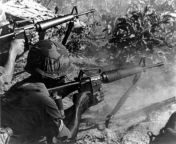 The M16 rifle is one of the world’s most famous firearms, but the story of the M16 in Vietnam is anything but a success story. The ammunition that accompanied the rifles sent to Vietnam, was incompatible with the M16 and was the principal cause of failure from Результати пошуку vo vietnam bu cu phe lam sex clip 2019
