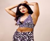 Ashna Zaveri&#39;s navel from ashna zavari