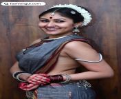 Beautiful Bengali Model in No blouse saree look from bengali bhabhi honimoon video in saree blouse open
