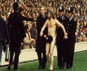 [History] A streaker being removed from the pitch during the 1974 Five Nations match between England and Wales at Twickenham in London [996622] from innocenza eturbamento 1974