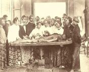 Sekolah Dokter Jawa Praktik Anatomi Tubuh Dengan Jasad Manusia Asli, 1919 from budak sekolah jepun kena