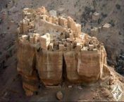 A Yemeni village on top of a rock in Hadhramaut, this village is called the village of Hayd Al-Jazal...!! from village of centaurs