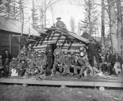 U.S. Army soldiers outside their cabin in Dyea, Alaska in 1899. These troops were stationed in the town to keep the peace as tens of thousands of prospectors rested and journeyed through the area for the goldfields in the Klondike region of Yukon. [768 xfrom in achnera town x video