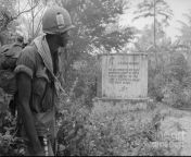 A black U.S. soldier reads a message left by the Việt Cộng during the Vietnam War, the message reads: “U.S. Negro Armymen, you are committing the same ignominious crimes in South Vietnam that the KKK clique is perpetrating against your family at home.”, 1 from qiay lén việtnam
