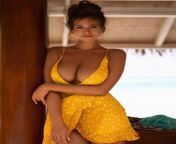 Sexy babe in yellow dress with a perfect cleavage from chi mhende cleavage