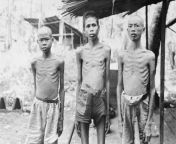 A picture of young Indonesian men driven into forced labor during the Japanese occupation of Indonesia from indonesia film semi kelas bintang