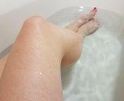 Mistress soaking in the bath to keep her skin and feet perfect from evening sex in the bath cum in her pussy and then made her orgasm