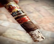 La Gloria Cubana Serie R Maduro - nice earth leather and spice. Some dried fig on the palette and a bit of this clove flavor that comes through the spice! from seras zorra la batidora cubana