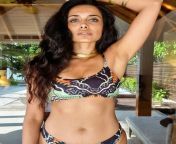 Sarah Jane Dias showing her deep navel from fat desi aunty showing their deep navel in