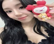 Chaeyoung show a mini figure?? is it you??? from chaeyoung