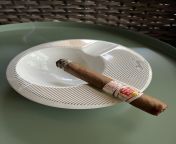 A nice Hoyo de Monterrey Epicure Especial to finish off a nice Friday, a little sweet a little nutty a little woody with a nice touch of twang from nice alĺu ar