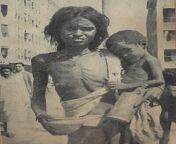 Starving mother with her child on a Kolkata(then Calcutta) street in British colonial India, Bengal famine 1943. [800x1072] from calcutta randi