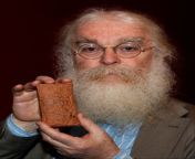 Dr Irving Finkel holding a 3770-year-old tablet, that tells the story of the god Enki speaking to the Sumerian king Atram-Hasis (the Noah figure in earlier versions of the flood story) and giving him instructions on how to build an ark which is describedfrom story of the babysitter kyokohe