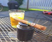 Montecristo Open Junior with Tequila Redbull. Not the best pair combo. I wanted to try something else pairing amigos than icecoffee. What about the cigar.. It burned fast and had some strong taste. Good cigar for quickie! Energy drink and cigars.. No buen from junior nudists