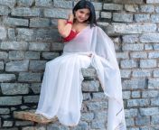Sakshi Agarwal navel in red blouse and white transparent saree from manjari red blouse byak