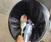 Que es lo primero que supondrias al ver a alguien tirando dos rosas y una botella de agua vaca a la basura from balde de agua
