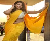 Jolly Bhatia navel in yellow saree and white blouse from mallu maria hotest in yellow saree