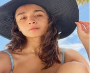 Can we call Alia Bhatt the Goddess of Fatigue?Her tired desparate eyes, her unkempt smelly hair,that thick blue bra strap wrapping tightly over her shoulders and her beseeching pained expressions. Everything demands a new title from new xxx sex nx3xx com alia bhatt sexs gil mari porno