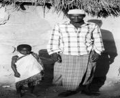 Somali Bantu dad with their child from wasmo toos ah oo somali farhiyo