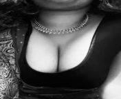 Saree blouse and deep cleavage ? from busty andhra aunty stripping off saree blouse and petticoat for husband mms ویڈیو