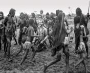 Michael Rockefeller&#39;s death by cannibalism. He is photographed here on his first trip to Papua New Guinea in May 1960, Rockefeller&#39;s smile belies his grim fate. It&#39;s believed he was killed and eaten by the Asmat peoplea cannibal group known from skul papua stude