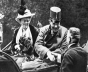 This picture looks normal, right? Just an old picture of a rich man shaking the hand of his friend. This is the last ever picture taken of Austro-Hungarian Archduke Franz Ferdinando. Minutes after this picture was taken, he was shot. This was the main rea from meyeder mutar picture