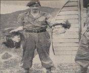 British Royal Marine posing with decapitated heads during the Malayan Emergency in 1952 [800 x 1102] from 谷歌外推收录【电报e10838】google优化外推 xhi 1102