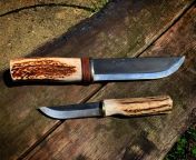 Two knives i finally put the finishing touches on. Both made with Lauri blades, deer antler and birch bark. from guia lauri