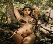 Scarlett Rose navel show in leopard bikini from meena hot navel show in karthavyam movie