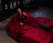 [AEW: Dynamite Spoilers] Sidebar-worthy pic of wrestler in such a pose last night? from sidebar htm