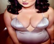 Burlesque photo shoot with shiny tits and lips from nude lips