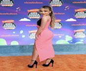 I arrived at the kids choice awards as a lowly journalist but thanks to some weird contest I left as a superstar! They ran a vote for who should get hit with swap slimeSabrina got voted the most and I just happened to be in the front row taking photos wh from 19 old ladyboy with 19 old lady live