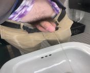 I love sink pissing at work ?? from girl sink pissing