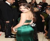 The way my daughter Hailee Steinfeld looks at me on the red carpet, knowing by the end of the night shes gunna be leaking my cum from every hole from gwen stefani stuns on the red carpet at the 2022 met gala in nyc 57