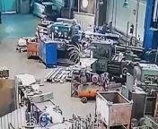 *WARNING* gruesome death. i was sent this video by a friend with no context. it looks like an older video but i cant find anything online. i don&#39;t know if its real or fake, any info on what machine this is or a link to the story would be appreciated. from abir an meshti video mp4