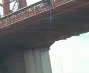 Intent suicidarse arrojndose de un puente y cuando lo iban a rescatar se cay from swaylin iban fack
