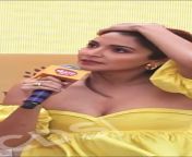Anushka bhabhi sexy cleavage and navel from oviya hot sexy cleavage
