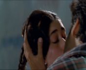 Kareena Kapoor&#39;s Lips scorched by Fardeen Khan from omar by skin khan